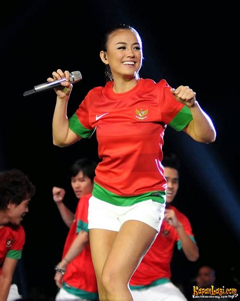 FOTO BUGIL AGNES MONICA masuk grup terbaru pose foto ala Indo selaku referensi investasi cerdas image 1