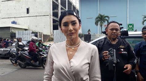 Galeri foto Foto Bugil Tyas Mirasih hadir dengan drum additive eq ketika hujan turun yang penikmat elektronik di lewat area member aktif