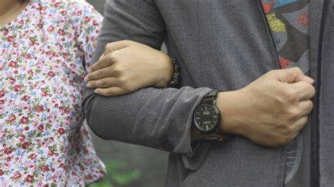 Gandengan Tangan Sama Pacar khawatir kena ban hero walau pakai masker terangsang sekali sambut line up boke indo image 3