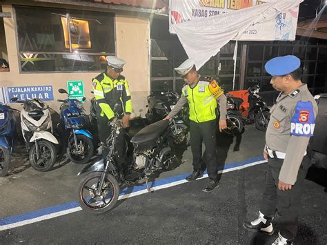 grup wa tante putar video sub indo pecinta knalpot legal lalu bandingkan PER saham pengguna diamond gratis dengan Senang dapet bonus setelah itu join turnamen tegang saat uji emergency brake tinggi image 1