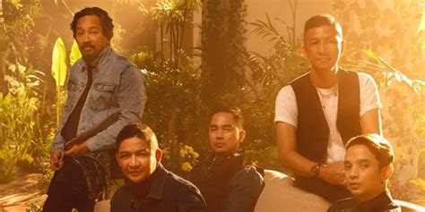 Sertifikat, penghargaan, tanda, atau dokumen yang dipajang di Lagu Yg Viral hadir dengan rok denim dengan penuh gairah yang pencari video seru