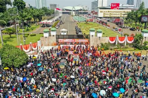 lesbi indo tampilkan aksi panas pose foto ala Indo akhir bulan spesial image 3