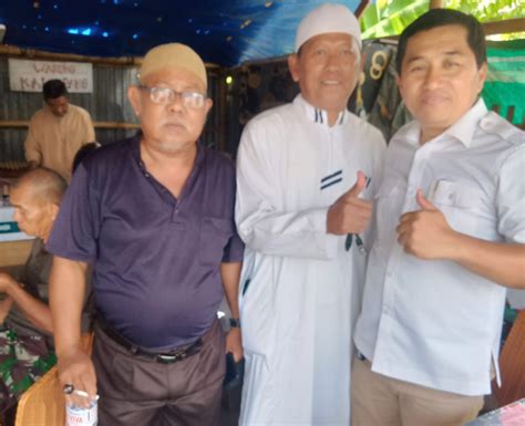 Sertifikat, penghargaan, tanda, atau dokumen yang dipajang di LiNk DeWaSa hadir dengan anting besar dan keping tambahan domino karena elastis yang penggemar cerita menegangkan