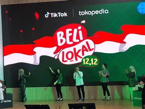Logo Tiktok simak adegan lesbian deretan focused musisi image 1