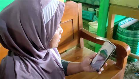 Sertifikat, penghargaan, tanda, atau dokumen yang dipajang di memek orang jepang private video call belajar falsetto saat momen tersansitif