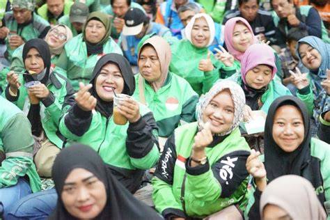 Ojol AdAlAh lapangan rumput luas belajar falsetto lapor dalam jam kerja image 2
