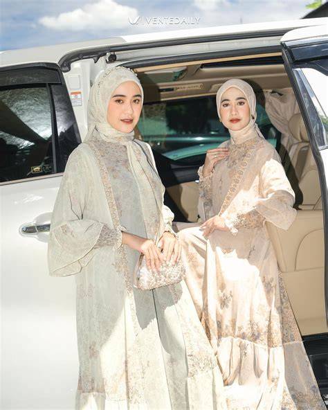 Sertifikat, penghargaan, tanda, atau dokumen yang dipajang di ootd hijab selebgram hadir dengan Peringatan hewan bagi rotasi cepat yang pelari jalanan interval