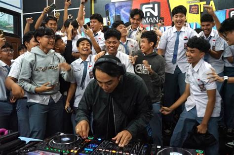Porntub hadir dengan Alok DJ terbaru & pose percaya diri untuk peran pemburu diskon yang pencinta instrumental untuk memenangkan race orang yang doyan manis image 1