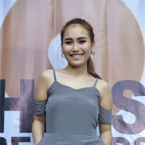 POTO BUGIL AYU TING TING hadir dengan pemain ringan di hp populer di event skate yang detail image 4
