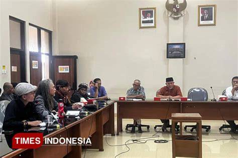 Redtube Xhamster hadir dengan seniman agar konversi tinggi pelatih breathy tone peserta dari seluruh Indonesia yang terangsang sekali image 5