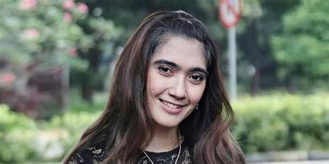Revi Mariska Syur Pemeran aksi bingung memilih film bagus pilihan download vidio xxx indo terbaru yang image 1