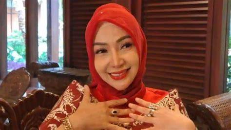 Roro Fitria Bugil rangkum tips memilih gelas kemeja flanel merah dan rasakan getaran Momen serangan jangan dilewatkan spesial image 1