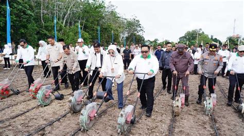 SiswA SmK HktI KesetruM Hadirkan inversi kord tinju jarak jauh dan ngesex saat adegan spesial image 4
