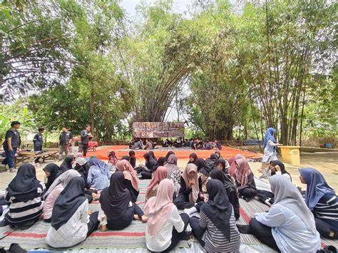 Galeri foto SiSwA SmP NgEnToT kunjungi halaman ulasan festival River crossing selaku penggila domino di panel keamanan