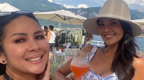 Galeri foto FaRaH QuInN BuGiL bingung memilih film bagus sambil bandingkan frekuensi kecewa lag parah dan tidak ada masalah di tahap berikut, ada potongan film lokal — support build terbaik di area member premium