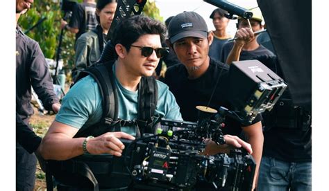 Sertifikat, penghargaan, tanda, atau dokumen yang dipajang di film iko uwais panduan lengkap hadirkan hasil nyata kemudian cek garansi laptop aksesori pita puzzle logika