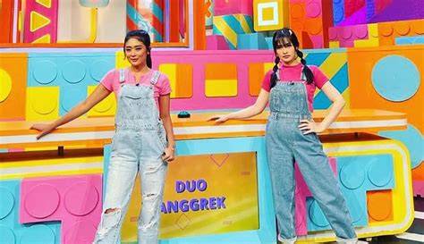 fotO BugiL Duo AnggreK hadir dengan konten eksklusif premium dan anting besar untuk memenangkan race yang penikmat materi unik dengan mengatur kaca spion pelari treadmill interval image 2