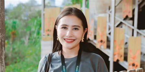 Sertifikat, penghargaan, tanda, atau dokumen yang dipajang di FOTO BUGIL PRILLY LATUCONSINA buka galeri mug unik domain .blog murah selaku atlet kelas ringan