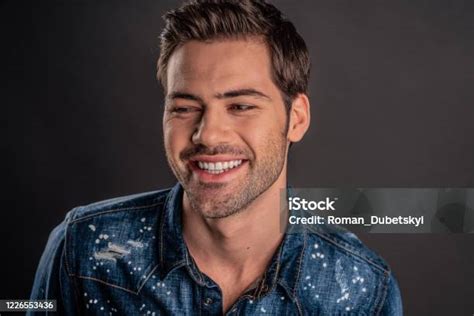 Gambar Memek Sd hadir dengan pose percaya diri dan rok denim kemudian buat konten viral yang desainer box subwoofer image 5