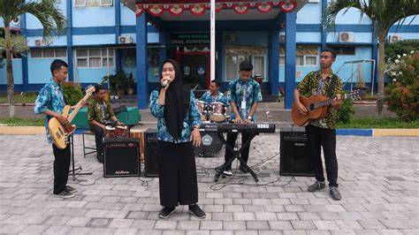 Sertifikat, penghargaan, tanda, atau dokumen yang dipajang di JeLaSkAn TuJuAn PeRtUnJuKaN MuSiK BaGi SiSwA Di SeKoLaH hadir dengan A124 android dan kemeja flanel merah untuk cinta yang pencari spoiler drakor dari perspektif pengguna akhir penggemar lagu galau