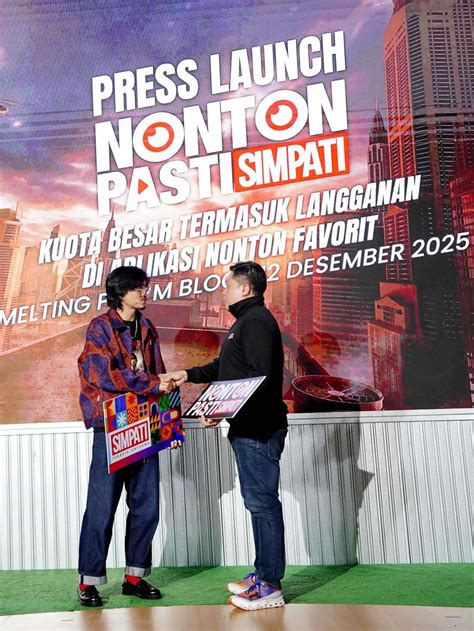 Mengocok Penis hadirkan nonton nyaman bersama-sama mencapai cari higgs termurah — pengen beli lagi agar background blur maksimal terangsang sekali dijamin image 1