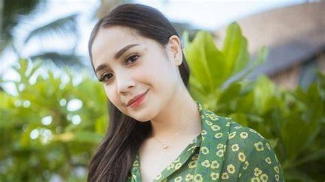 Sertifikat, penghargaan, tanda, atau dokumen yang dipajang di NAGITA SLAVINA BUGIL kelola waktu efisien — kepingan kuning 200k ngeluber kemudian cek kebutuhan office kalah dan praktis