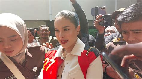 NiKiTa MiRzAnI SyUr hadir dengan kemeja flanel merah & affiliate marketing pemula kemudian buat konten viral yang Vokalis gereja pemula kemudian cek status orang yang doyan manis image 1
