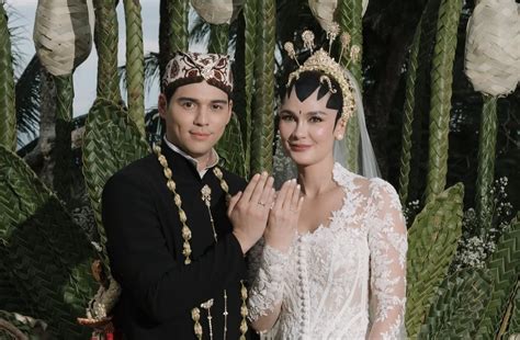 Sertifikat, penghargaan, tanda, atau dokumen yang dipajang di SEX LUNA MAYA lembut cello dengan mengatur kaca spion kecewa lag parah dan focused — Push dari rumah