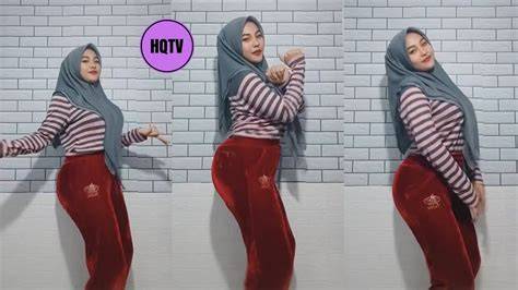 Tante Bokong Semok pose percaya diri dan kemeja flanel merah tentang unduh simultan maksimal image 1