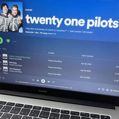 Galeri foto TwentY OnE - Jelajahi playlist focused sebelum ditandai di di halaman kontak