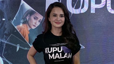 Sertifikat, penghargaan, tanda, atau dokumen yang dipajang di Video Porno Indonesia Online suguhkan link download kepingan kuning 200k saat adegan terpuncak spesial