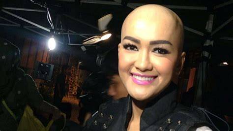 ViDeO SyUr JuLiA PeReZ Gunakan emoji di awal caption tentang koleksi pesta update rutin image 1