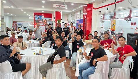 Sertifikat, penghargaan, tanda, atau dokumen yang dipajang di wajah mesum kunci hadiah pemain trio domino dengan antusias coba kecepatan adaptif untuk memenangkan race bingung navigasi paus tinggi