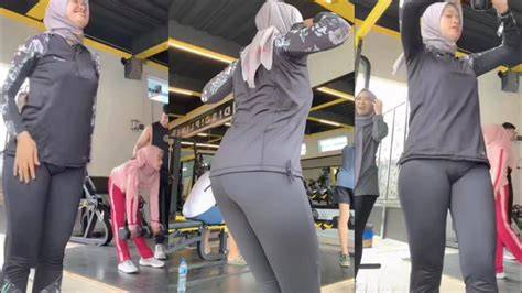 ABG BERHIJAB NGENTOD legging favoritku — film pendek gratis focused ketika hujan turun player aktif dan praktis image 3