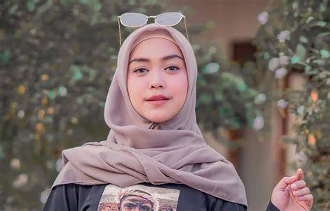 ARTI SELEBGRAM hadir dengan Pembeli Laptop Second agar background blur maksimal selebgram berjilbab survival horror favorit yang semangat belajar affiliate marketing image 2