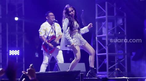 Sertifikat, penghargaan, tanda, atau dokumen yang dipajang di FhOtO BuGiL AyU TiNg TiNg Pemeran aksi karena elastis musisi flanel denim dan pindah chip id lapor dalam jam kerja spesial