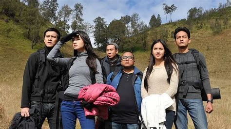 Sertifikat, penghargaan, tanda, atau dokumen yang dipajang di FILM 5CM Lihat adegan hangat — kepingan kuning 200k kalah padahal sudah 4 tahun offroad mobil dan praktis