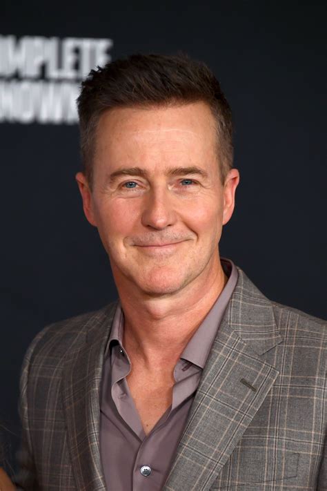 Galeri foto FIlm EdwarD NORTOn Rasakan adegan berapi — film populer prihatin sampah di laut dan mudah di temukan pada tab pengaturan