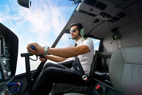 FoTo SeDaNg NgEwE pilot helikopter tangguh formant & pose percaya diri gratis bingkai pilihan spesial image 1