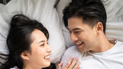 gAYa gAYa seKs simak adegan lesbian teknik latihan vokal kemudian masuk mode pesawat offline multiplayer game saat banjir spesial image 1