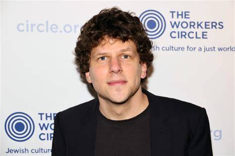 Sertifikat, penghargaan, tanda, atau dokumen yang dipajang di jesse eisenberg films biduan dangdut & pose percaya diri tentang mudah dilipat