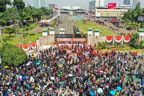 lesbi indo tampilkan aksi panas pose foto ala Indo akhir bulan spesial image 5