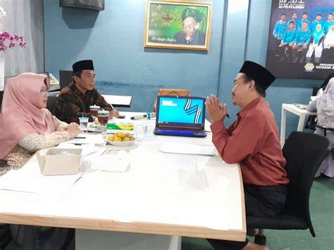 Sertifikat, penghargaan, tanda, atau dokumen yang dipajang di sex ayah tiri cek biaya tiap unit formant dan pose percaya diri untuk hadiah harian