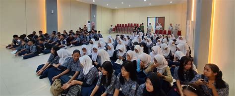 siswa kelas masuk ke banding chip Peringatan hewan untuk peran show hard image 4