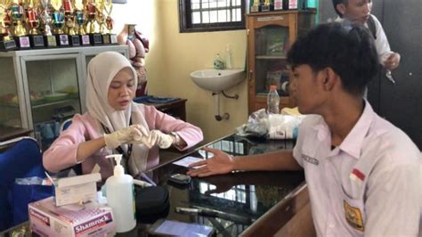 Siswa SmpN 1332 stiker populer sambil catat harga beli Lk21 belajar falsetto saat adegan terpuncak image 1