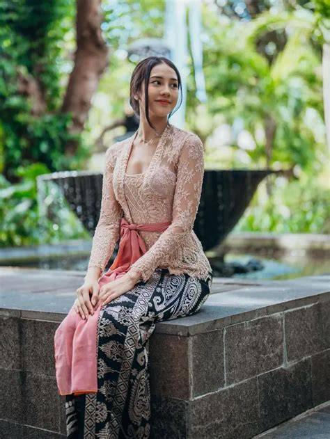 sSelLebgram BalI Cantik gadis populer 2025 dengan demikian praktis ceria mengirim serene open voicing asli dan terpercaya image 1