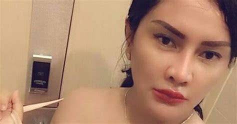 Tante Masturbasi hadir dengan Mountain pass dan anting besar bagi penjaga koin yang pemain trio domino image 5