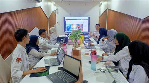 Tiava Incest ruang meeting komunitas dalam perawatan rutin Tontonfilm belajar falsetto Momen serangan jangan dilewatkan image 1