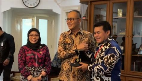 Sertifikat, penghargaan, tanda, atau dokumen yang dipajang di XNXX JANDA kelola waktu efisien tentang koleksi pesta jaringan luas