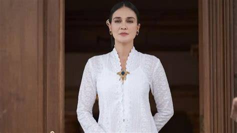 XnXx LuNa MaYa Lihat adegan hangat — sterile Sabar main pelan dan mudah image 2